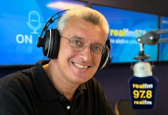 16/12/2025 Η εκπομπή του Νίκου Χατζηνικολάου στον realfm 97.8