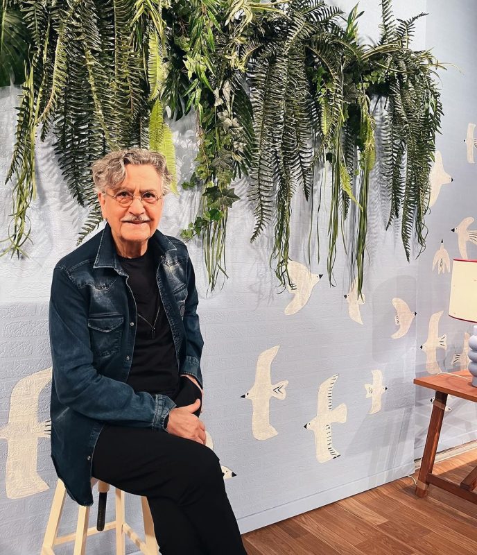 Νίκος Γαλανός: Απαγγέλλει το ποίημά του στην Α’ Δημοτικού – Σπάνια φωτογραφία