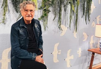 Νίκος Γαλανός: Απαγγέλλει το ποίημά του στην Α’ Δημοτικού – Σπάνια φωτογραφία