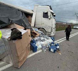 Εκτροπή νταλίκας πριν την έξοδο της Θήβας - Γέμισε το οδόστρωμα τσιμέντα και εξετράπη ΙΧ