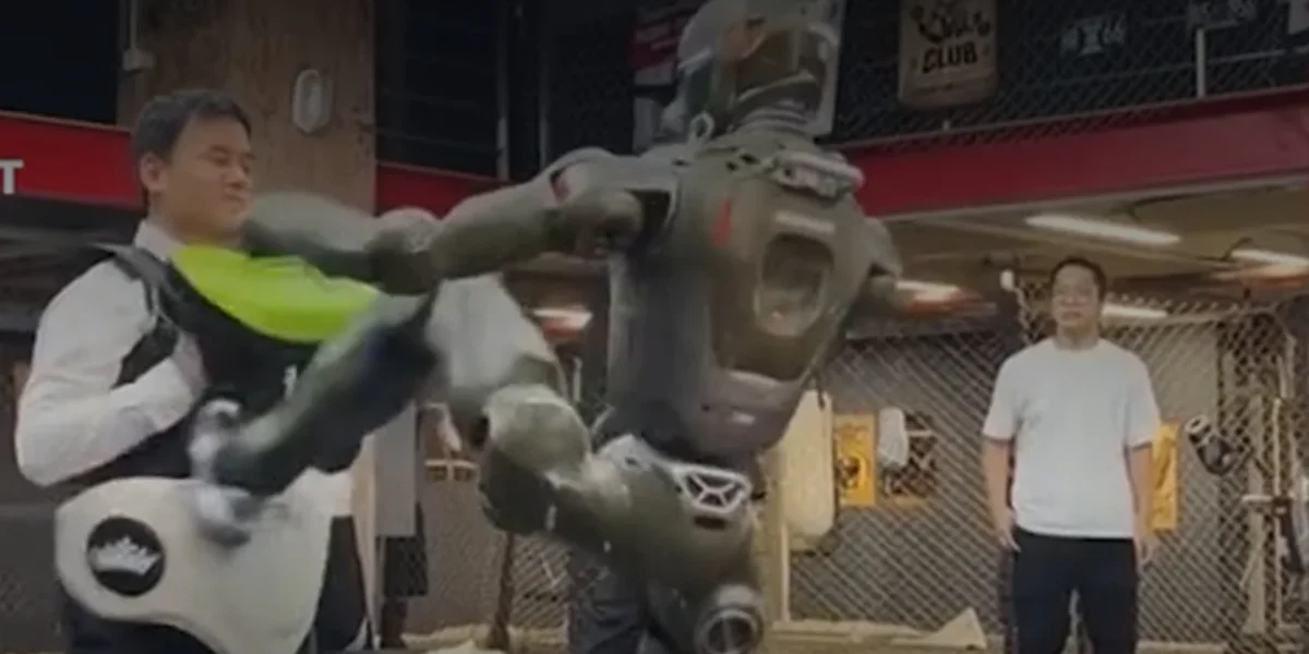 Κίνα: Ανθρωποειδές ρομπότ κλωτσά τον CEO της εταιρείας που το κατασκεύασε ρίχνοντάς τον κάτω – ΒΙΝΤΕΟ
