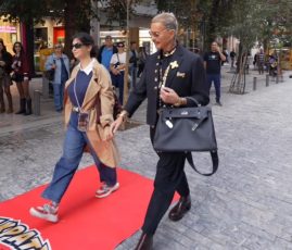 Ο Λάκης Γαβαλάς ξαναχτυπά: Κάνει την Ερμού πασαρέλα και σκορπίζει τη λάμψη του – Χριστουγεννιάτικο glam powered by ΣΚΡΑΤΣ