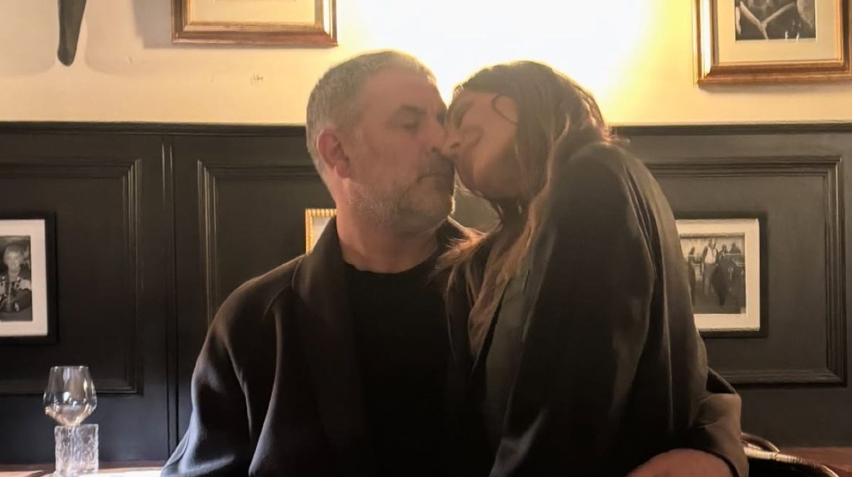 Ο Βασίλης Μπισμπίκης στην πρεμιέρα της Δέσποινας Βανδή – Το παθιασμένο φιλί στην πίστα