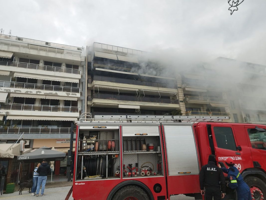 Πανικός στην παραλία του Βόλου από φωτιά σε διαμέρισμα