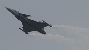 Η Καμπότζη κατηγορεί την Ταϊλάνδη ότι βομβάρδισε μεθοριακή πόλη - Εντείνονται οι διπλωματικές προσπάθειες