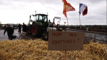 Γαλλία: Δρόμοι και σιδηροδρομικός άξονας αποκλεισμένοι από οργισμένους αγρότες