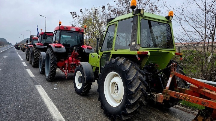 Aγρότες: Συνεχίζονται οι πολύωροι αποκλεισμοί στα τελωνεία – To μεσημέρι αποφασίζεται η πορεία των κινητοποιήσεων