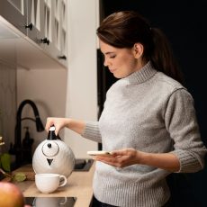 Αυτό είναι το λάθος που κάνουμε όλοι όταν ετοιμάζουμε τσάι – Καταστρέφει όλες τις βιταμίνες