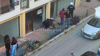 Λαμία: Άγριος ξυλοδαρμός μεταξύ μαθητριών στο κέντρο της πόλης - Δύο άτομα στο Νοσοκομείο