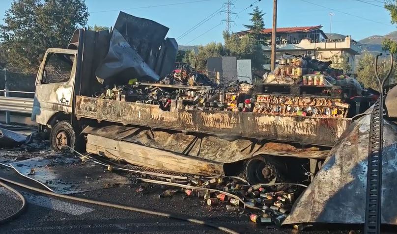 Φωτιά σε φορτηγό στα διόδια Αφιδνών – ΒΙΝΤΕΟ