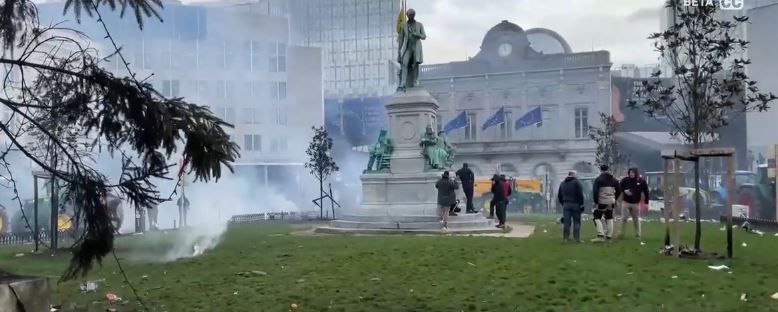 Επεισόδια στα μπλόκα των αγροτών στις Βρυξέλλες – Ρίψη δακρυγόνων από την Αστυνομία