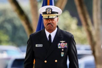 ΗΠΑ: Αποστρατεύτηκε ο ναύαρχος που έδωσε εντολή επαναληπτικών χτυπημάτων σε επιζώντες στη Βενεζουέλα