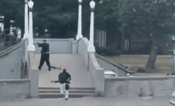 Μακελειό στο Σίδνεϊ: Συγκλονιστικά βίντεο από την στιγμή της επίθεσης - Στους 12 οι νεκροί