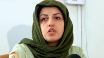 Ιράν: Η βραβευθείσα με Νόμπελ Ειρήνης Ναργκίς Μοχαμαντί μεταφέρθηκε δύο φορές στο νοσοκομείο μετά τη «βίαιη σύλληψή» της, λέει η οικογένειά της