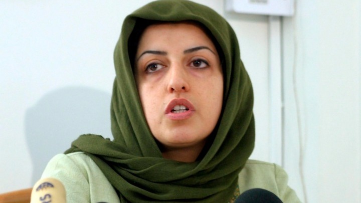 Ιράν: Η βραβευθείσα με Νόμπελ Ειρήνης Ναργκίς Μοχαμαντί μεταφέρθηκε δύο φορές στο νοσοκομείο μετά τη «βίαιη σύλληψή» της, λέει η οικογένειά της